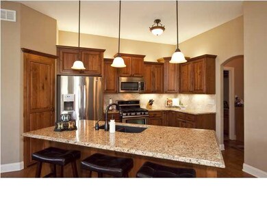 Large island, 5-burner gas cooktop, pantry