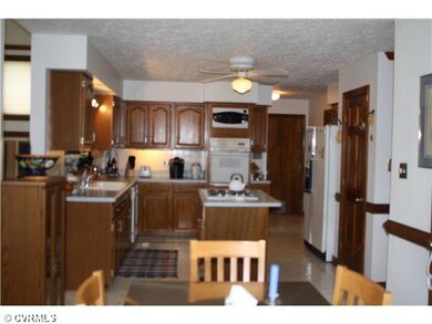Kitchen - Awesome, spacious eat-in kitchen featuri