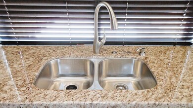 8 NEW SINK WITH DISPOSAL BOTTON (2)