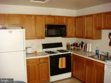 8202 Catbird Cir unit 201, Lorton, VA 22079 - photo 4