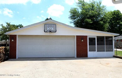 8305 Saint Armands Ct, Louisville, KY 40219 - photo 2