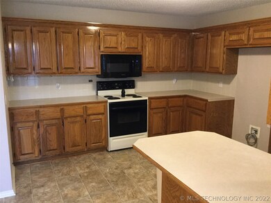 114 S Gray St, Chouteau, OK 74337 - photo 4