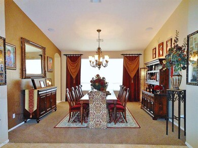 5 Huge Dinning area perfect for parties!