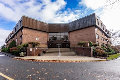 404 Paradise Rd unit 1T, Swampscott, MA 01907 - photo 2