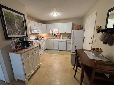 60 Old Hackett Hill Rd unit 2D, Manchester, NH 03102 - photo 4