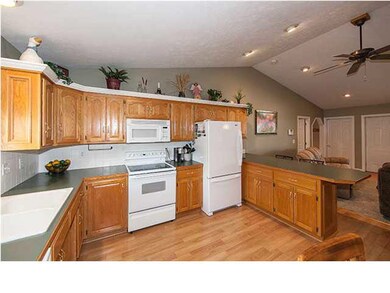 Breakfast bar & vaulted ceilings