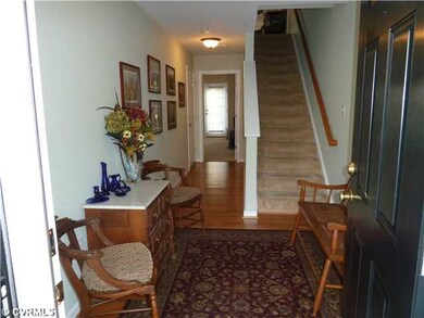 Foyer - Full light storm door leads into light and