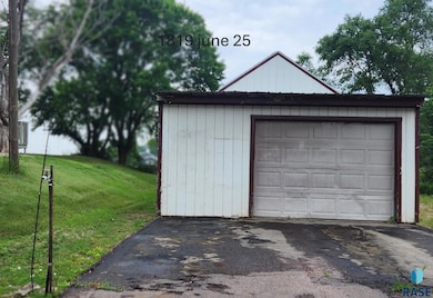 1819 N Foster St, Mitchell, SD 57301 - photo 2