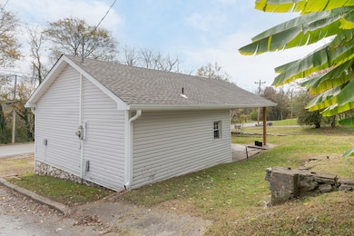 1013 Riverside Dr, Columbia, TN 38401 - photo 3