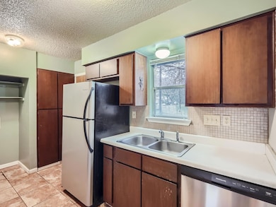 Kitchen with appliances with stainless steel fini