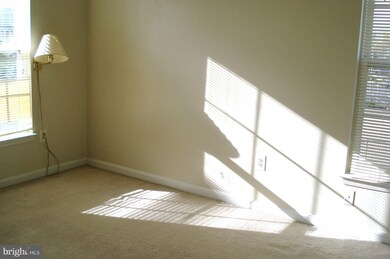 2366 Woodland Pond Ln, Herndon, VA 20171 - photo 3