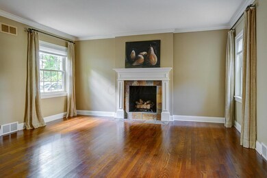Living Room w/gas log fireplace