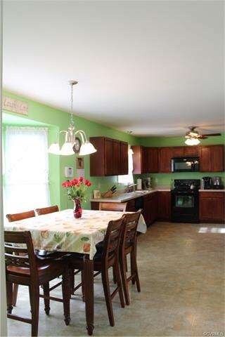 LARGE EAT-IN KITCHEN WITH ROOM FOR A CENTER ISLAND