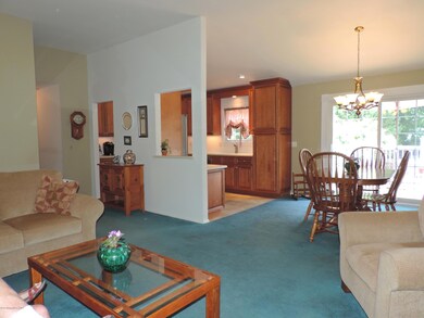 LR/DR w/Vaulted Ceilings