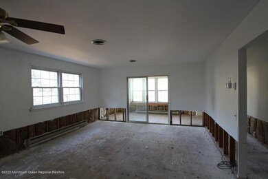351-637049 Living Room (15)