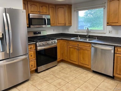 348 Roosevelt St, Freemansburg, PA 18017 - photo 2