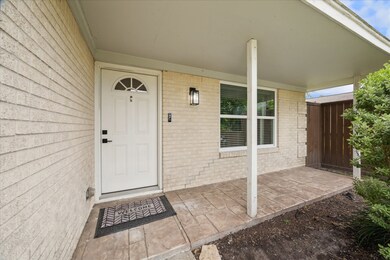 Front porch with a covered entryway creating a coz