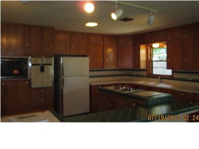 The kitchen as a ton of storage (as in cabinets!) 
