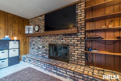 2626 W 34th St, Davenport, IA 52806 - photo 4