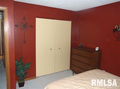 2210 Aspen Dr, Davenport, IA 52806 - photo 6