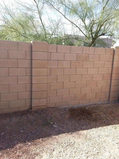willetta block fenced all along back