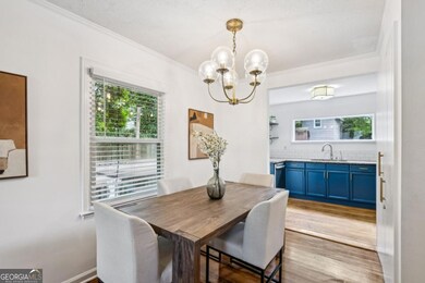 Perfectly positioned near the kitchen, the dining area is filled with light and offers a welcome space for gatherings with friends and family.