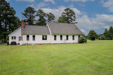 View of front facade featuring a front lawn