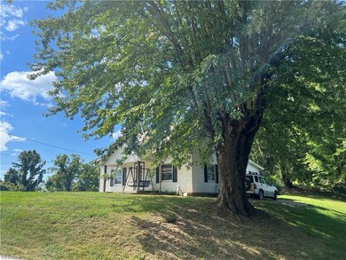 View of front facade featuring a front yard