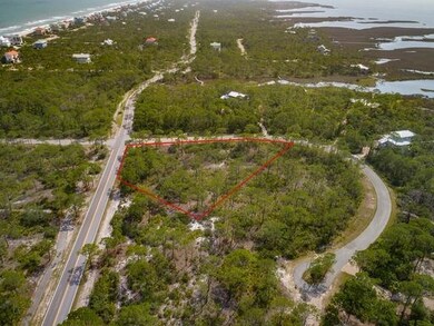 Close proximity to the Apalachicola Bay