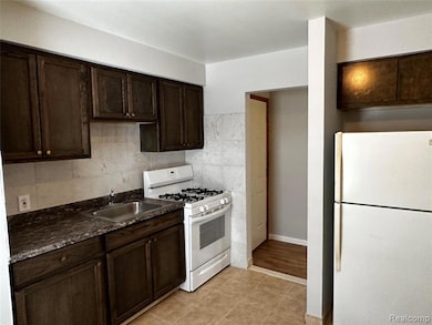 68250 Grand Trunk Unit 4 Ave, Richmond, MI 48062 - photo 4