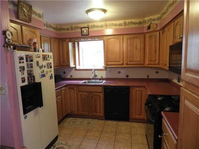 Kitchen. EQUIPPED KITCHEN WITH UPDATED CABINETS AN