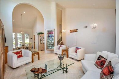 Vaulted ceilings, arched doorway, recessed lightin