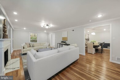 9136 Hollyoak Dr, Bethesda, MD 20817 - photo 4