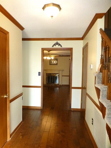 HARDWOOD FOYER
