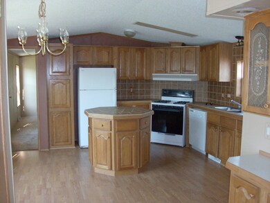 Kitchen w/Center Island