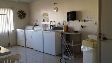 COMMUNITY  LAUNDRY (FREE)