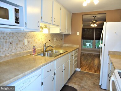 17900 Hickory Ln, Hagerstown, MD 21740 - photo 6