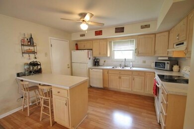 Kitchen with breakfast bar