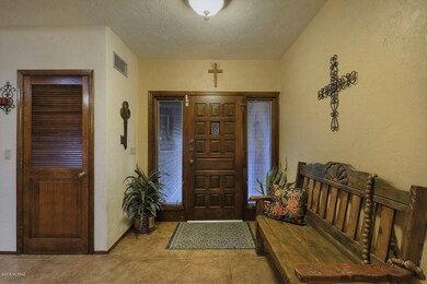 BEAUTIFUL SOUTHWEST ENTRYWAY!
