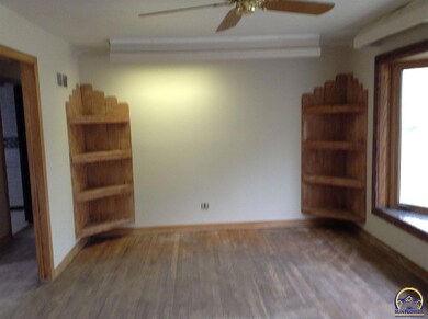 1640 SW Burnett Rd, Topeka, KS 66604 - photo 2