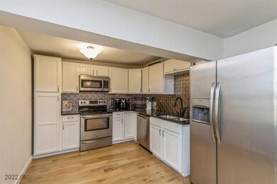 230 E Creston Ave, Des Moines, IA 50315 - photo 6