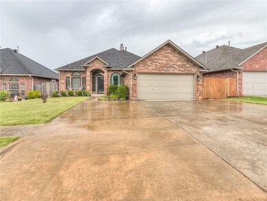 829 Elm Creek Dr, Moore, OK 73160 - photo 2