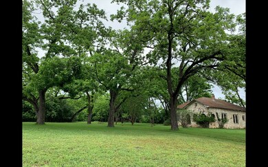 602 W Travis St, Fredericksburg, TX 78624 - photo 2