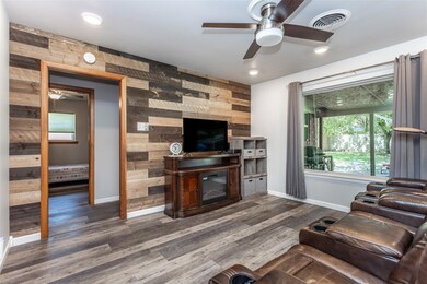 1105 Elmwood St, Gainesville, TX 76240 - photo 4