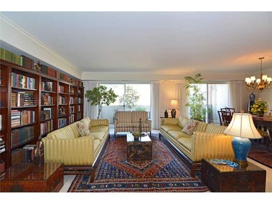 Living Room. The living room is ideal for reading 