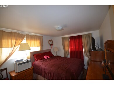 611 W 8th St, the Dalles, OR 97058 - photo 7