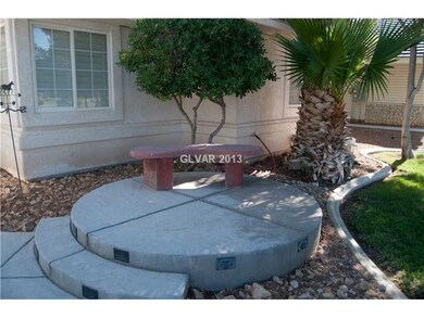 Yard/Garden. FRONT YARD BENCH