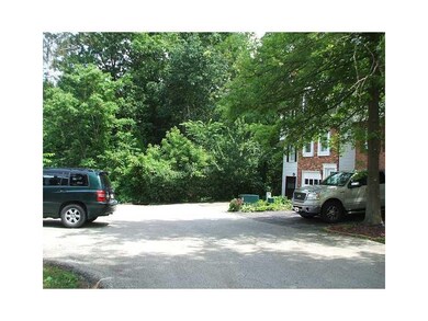 Parking Lot/Garage. NO thru traffic & extra parkin