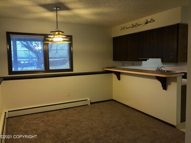 Lower Dining area & Breakfast Bar