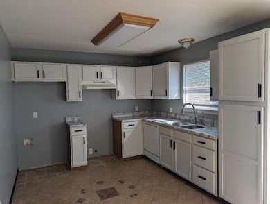 1401 Forrest Ave, Liberal, KS 67901 - photo 4